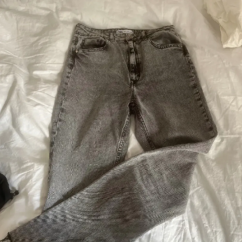 Mörk gråa jeans med slit från Zara, köpta här på plick och använt de 1 gång, de sitter lite tajt på mig  (Inte mina bilder). Jeans & Byxor.