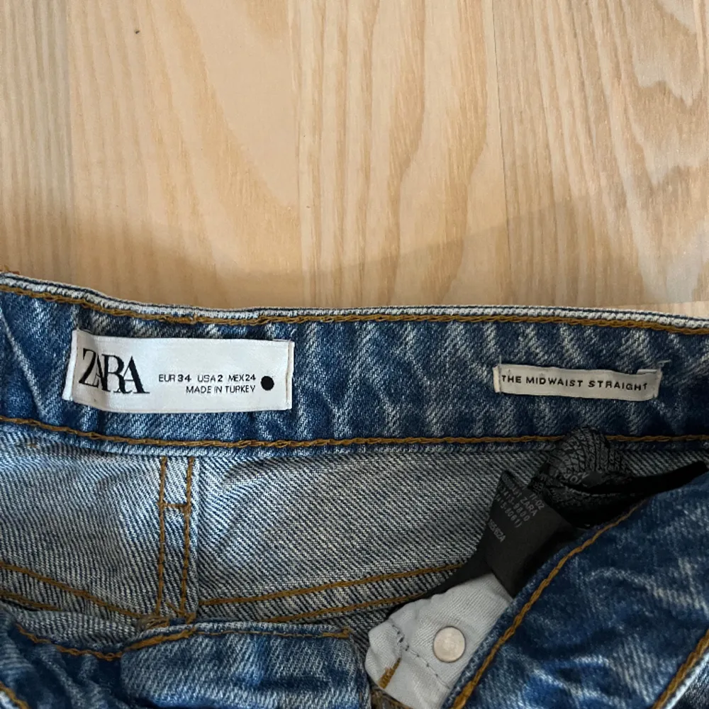 Säljer dessa blåa Midwaist jeans från zara i storlek 34. I mycket bra skick. Jeans & Byxor.