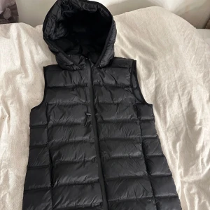 Väst Till Salu - Hej! Säljer min väst för 250 kr, ursprungligt pris 399 kr. Västen är nästan oanvänd och i utmärkt skick. Den är i storlek M men passar även storlek S. Låter det intressant? Hör av dig!