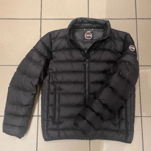 COLMAR VINTERJACKA - Säljer min Colmar jacka jag köpte på NK för 1 år sen för Nypris 5000 kr. 9.5/10 skick. Den är storlek 52 / LARGE. Hör av dig om du har funderingar eller vill ha mer bilder!  PRISET GÅR ATT DISKUTERA!!!