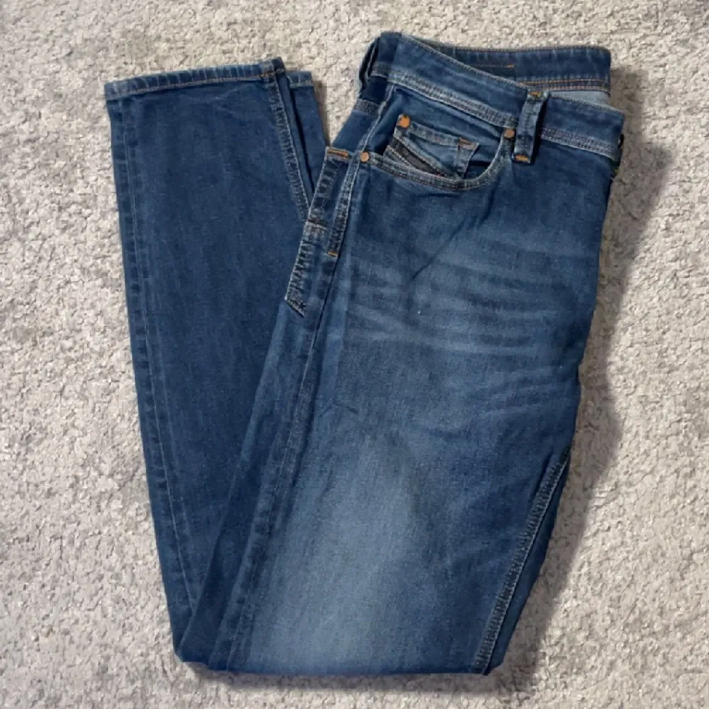 Tja! Vi säljer ett par Diesel jeans som är slim fit i storlek 31/34. Endast jeansen medföljer. Skick: 9/10. Nypris: 1400kr. Vårt pris: 299kr. Frakt sker via Postnord. Finns i DM vid frågor och funderingar. Mvh Norén&Ericsson!. Jeans & Byxor.