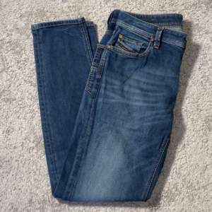 Tja! Vi säljer ett par Diesel jeans som är slim fit i storlek 31/34. Endast jeansen medföljer. Skick: 9/10. Nypris: 1400kr. Vårt pris: 299kr. Frakt sker via Postnord. Finns i DM vid frågor och funderingar. Mvh Norén&Ericsson!