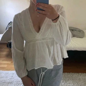 vit blus  - 150+frakt🤍🤍