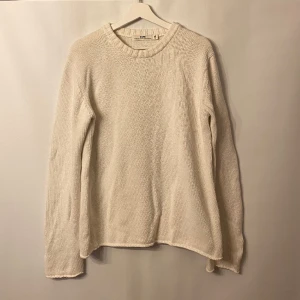 Vit stickad tröja - Vit stickad tröja. Den har en liten defekt som man kan se på bild 3. Märke: HOPE. storlek: 48/ M