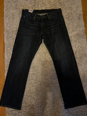 Levis 514 W30 L30 - Levis 514 30 30 i fint skick  Midja: 41cm Yttre benlängd 96cm Innerbenslängd: 74cm