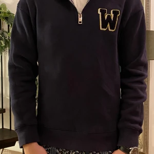 Half Zip Sweatshirt - En half zip sweatshirt från H&M. Varm och skön nu till vintern. Tröjan är knappt använd och kostar ny pris 400