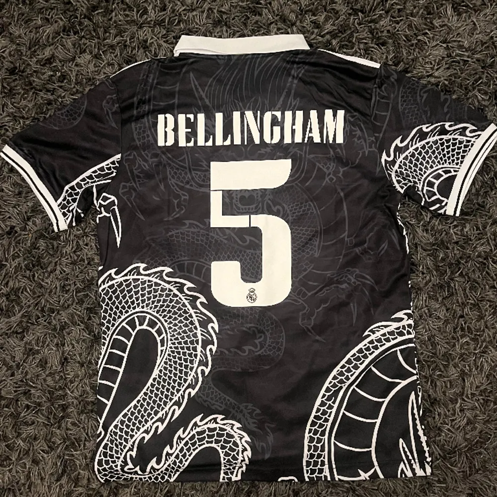 Hejsan, säljer nu en helt oanvänd real Madrid tröja med #5 Bellingham bak till. Kontakta för diskussion om pris. . Hoodies.