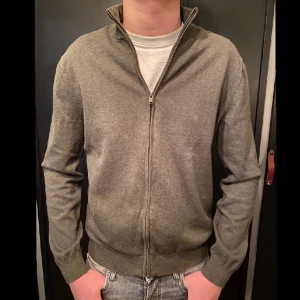 Mango fullzip  - Säljer denna snygga fullzipen från mango. Bra skick och stilren, ny pris 600kr. Jag på bilden är 180cm