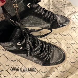 Zadig & Voltaire skor höga svart/silver - Säljer nu mina trendiga zadig skor eftersom de är för små💗De är äkta och är använda💗 De är i ganska bra skick förutom några små grejer se bilderna🫶🏻Köpte i Zadig butiken i Stockholm och jag tror de är slutsålda nu💗nypris ca 3500kr💗🫶🏻