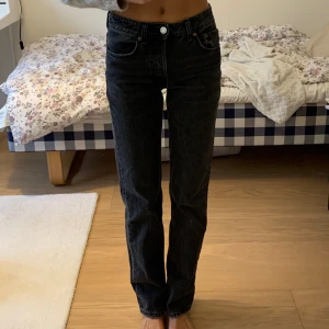 Svarta zara jeans - Svarta mid-waisted, raka jeans från Zara i storlek 34. Bra passform. Välanvända men fortfarande i väldigt bra skick!   Säljer pga lite för små i storleken för mig!