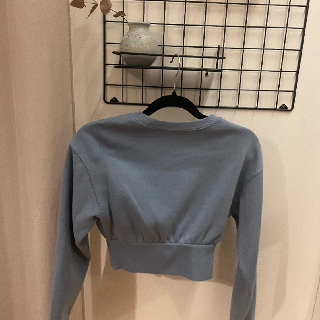 Croppad sweater med konturer  - 91