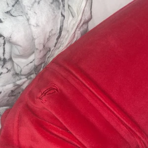 Röda juicy - Säljer mina röda juicy byxor då dom längre inte kommer till användning. Skriv för fler bilder. Kan även tänka mig att byta mot antingen ett par moonboots eller ett set ifrån cataniaclub❤️