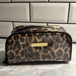 Victorias Secret necessär - Leopardmönstrad, ca 17x11x7 cm. I jättefint skick! Praktisk o enkel att torka av. Fri frakt till och med 23/12!