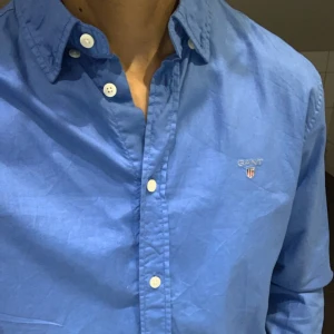 GANT skjorta  - GANT skjorta i storlek 170 ungdom men passar S perfekt skjortan har aldrig varit använd