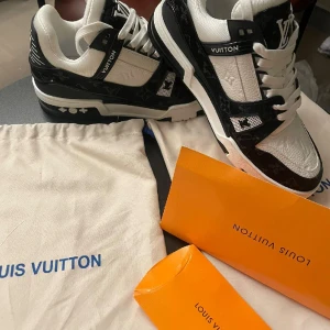 Louis Vuitton Trainer Sneakers NY - Jeg selger disse skoene fordi de ikke passer så godt til foten min. de er kun brukt én gang og er fortsatt nye. størrelsen er LV 8 som tilsvarer 42 i vanlig størrelse. de er 100% originale kjøpt og verifisert av vestiare collective. 