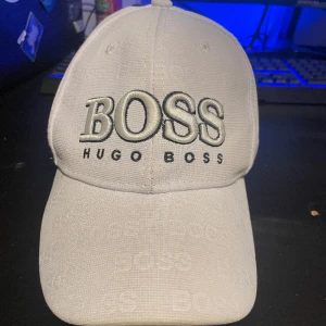 Hugo boss keps  - Har använt den några gånger, är i bra skick. Säljs för 500 