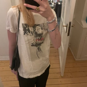 Snygg t-shirt - Säljer denna jätte snygga t-shirt som går att styla på så många olika sätt! Kontakta oss vid intresse💓 Den är i fint och har ej defekter, det orginal pris är 399kr