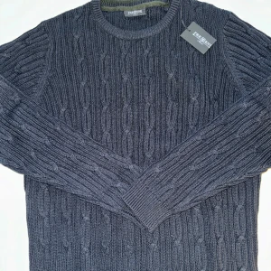 Kabelstickad tröja  - Marinblå Kabelstickad tröja 