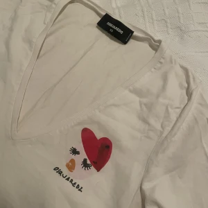 Dsquared2 t-shirt  - Säljer min dsquared2 tshirt pga att den är för liten för mig 