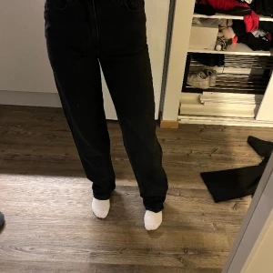 Svarta jeans - Använder inte längre för dom har blivit försmå för mig i midjan men dom är även långa i benen.  Köparen står för frakten 