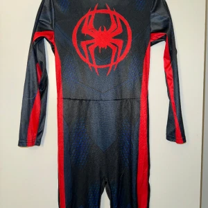 Spiderman dräkt  - NY spiderman dräkt.  OBS finns ingen mask till denna dräkt 