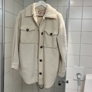 Jacka - Använder inte längre men den är fin och perfekt till lite kallare väder. Köparen står för frakt 