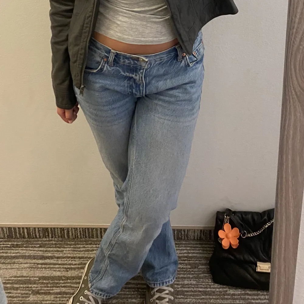 Säljer dessa jeans ifrån Gina. Storlek 38. Modellen low straight jeans. Jag är 170 o de är bra i längden för mig, men skulle säga att de passar till kortare också! 💕. Jeans & Byxor.
