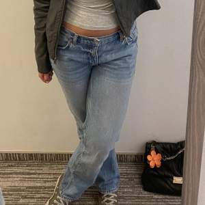 Säljer dessa jeans ifrån Gina. Storlek 38. Modellen low straight jeans. Jag är 170 o de är bra i längden för mig, men skulle säga att de passar till kortare också! 💕