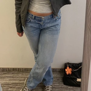 Low waist jeans  - Säljer dessa jeans ifrån Gina. Storlek 38. Modellen low straight jeans. Jag är 170 o de är bra i längden för mig, men skulle säga att de passar till kortare också! 💕