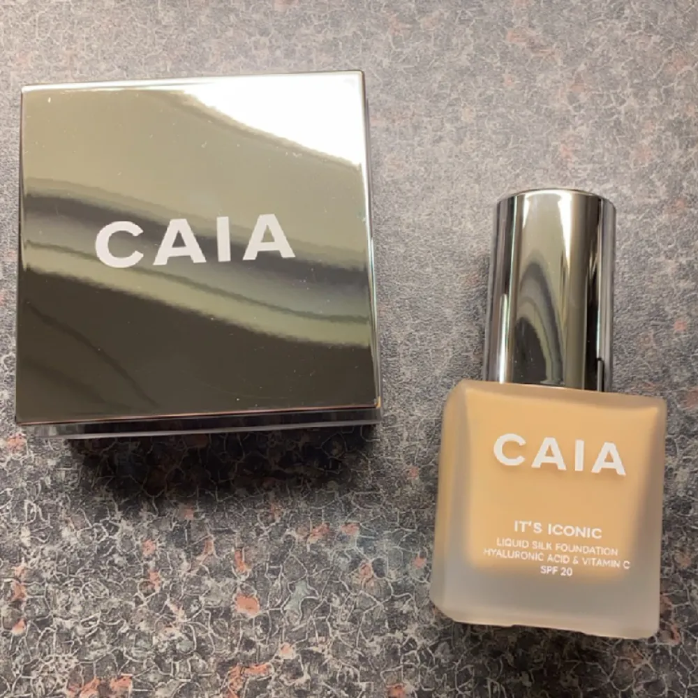 Säljer Caia foundation färg 2W och puder, öppnad förpackning men oanvända🩵 . Accessoarer.