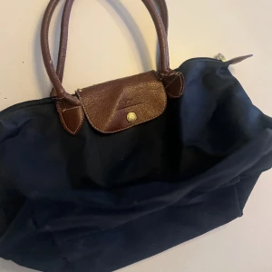 Long champ väska  - En blå Long champ väska köpt på 00 talet har några defekter på handtaget, men annars i bra skick. Om du har några frågor tveka inte att höra av dig. Svarar nästan alltid samma dag.