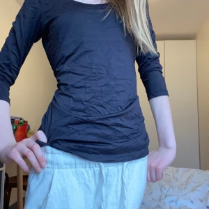 Svart trekvartsärmad tröja - Tre kvarts ärmad tröja i super bekvämt material! Säljer pga att den tyvärr är för stor för mig. Om ni har några frågor eller vill ha fler bilder så skriv priv💗Det är mina egna bilder 💓
