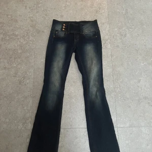 Lågmidjade jeans - Midjemått: 67cm innerbenslängd: 84cm (Lite stretchigt jeansmaterial så borde även passa storlekar som är lite större.) Köpta från Urban outfitters i USA och säljs inte längre online. Orginalpris: 750kr. Jättebra Skick. Skriv för mer bilder & info osv.🩷