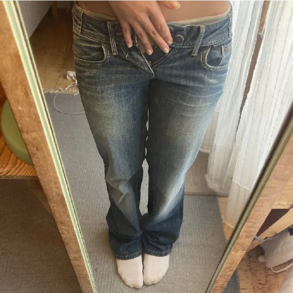 midjemått: 35cm, innerbenslängd: 80cm. Jag är 160cm o de är lite för långa på mig. nyskick med lappar kvar 💓. Jeans & Byxor.