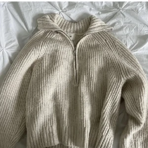 snygg tjocktröja!  - jättesnygg vit/beige tjocktröja med zip-krage. jättebra skick o perfekt till vintern o våren🤍 står strl M men passar även S. har fler bilder 💕