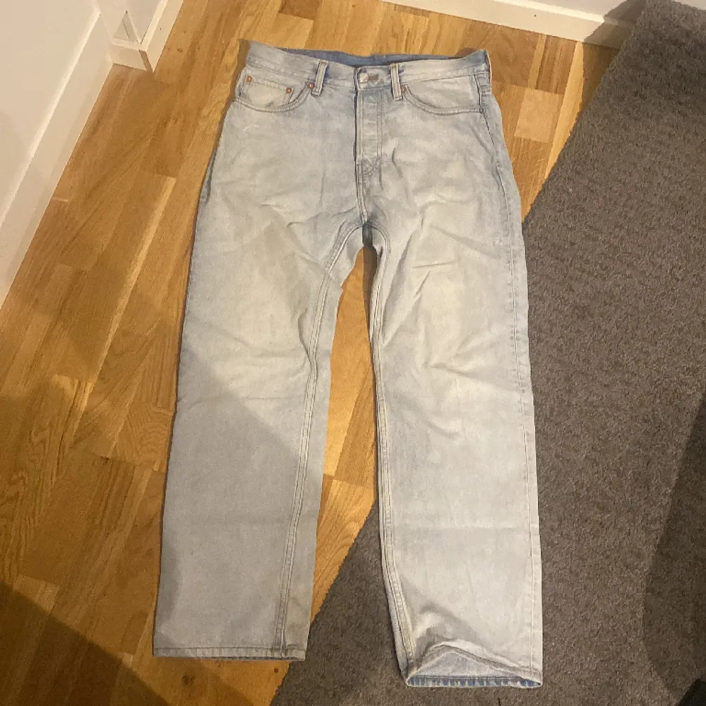 schyssta jeans från weekday som är för små. . Jeans & Byxor.