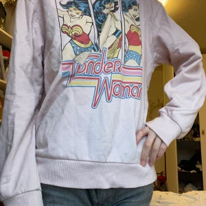 Wonder Woman tröja - Så fin och feministisk tröja, har används ganska flitigt men har inga synliga defekter. Super fin och bekväm, om du har några frågor så kontakta!💗