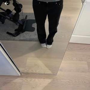 Lågmidjade svarta ARROW jeans från weekday storlek: W 26 L 30