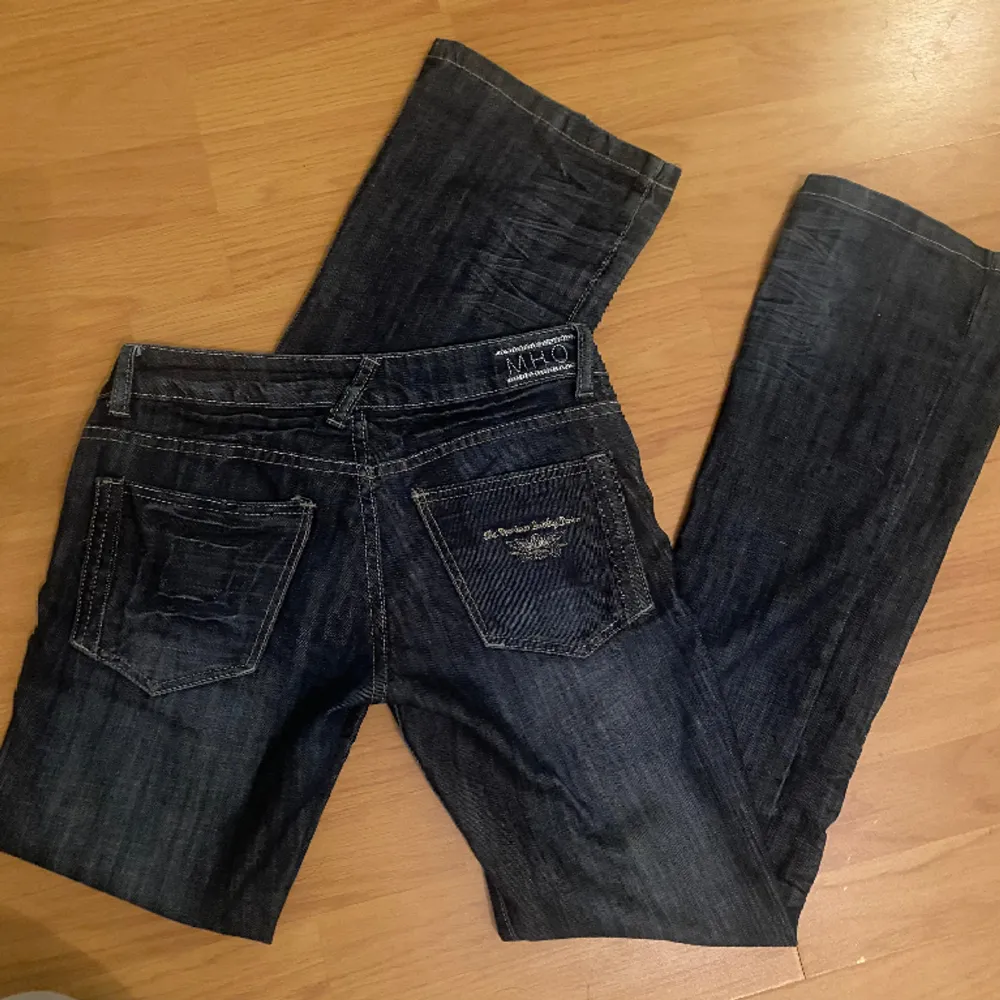 Jag säljer dessa lågmidjade jeans från M.H.O som jag älskar!! Jag har knappt använt dem då de var för små när jag köpte och knappen är sydd längre ut hos skräddare men det tänker man inte på, liten defekt längs ned❤️ mått: midja 37 och innerben 84. Jeans & Byxor.