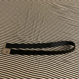 Lacoste - 105 cm. Mörkblå/svart kan byta håll på det.