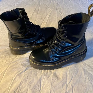 Dr. Martens känga - Dr.Martens i nyskick, tjock sula och polerat äkta läder.