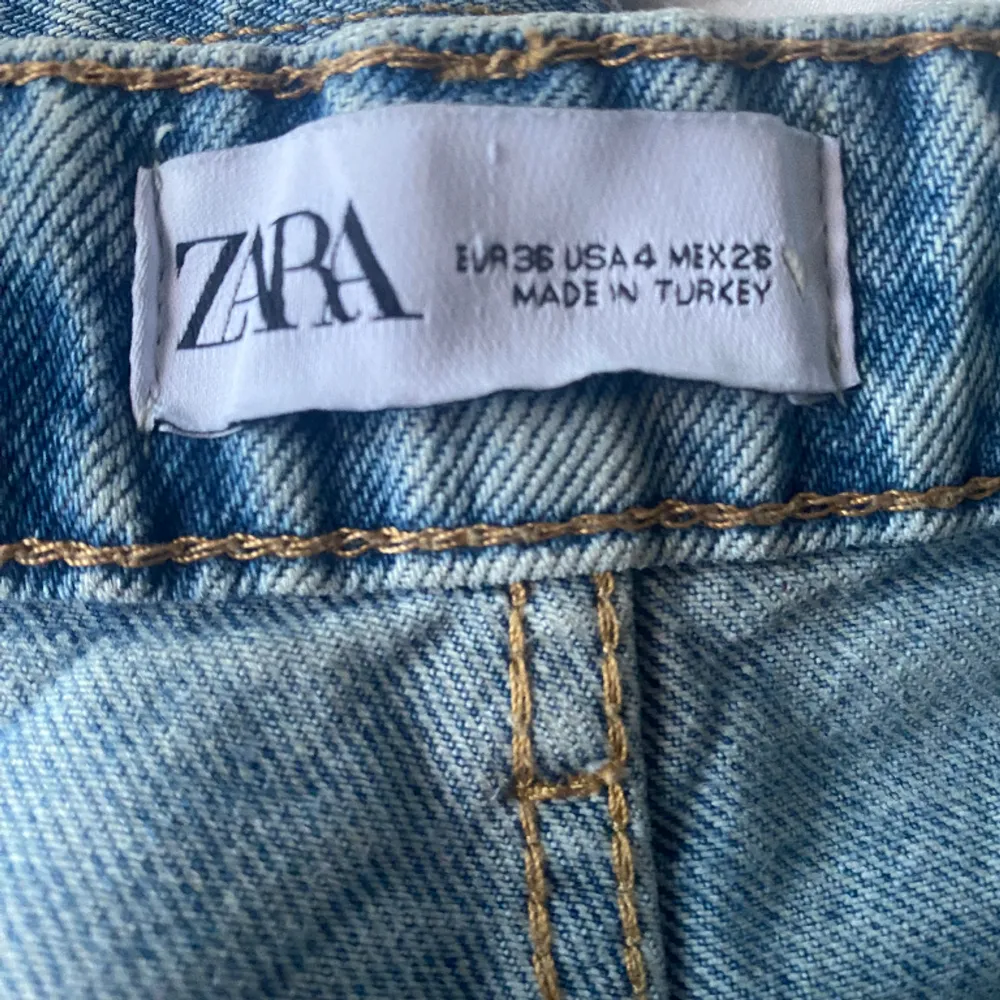 Vida Jeans från Zara i bra skick Nypris:400kr . Jeans & Byxor.