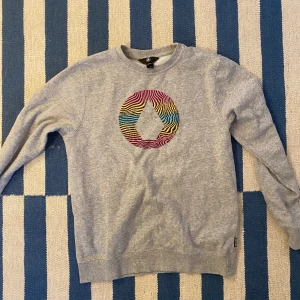 Volcom sweat shirt  - Jag säljer en volcom sweat shirt i jätte fint skick. Den har knappt blivit använd