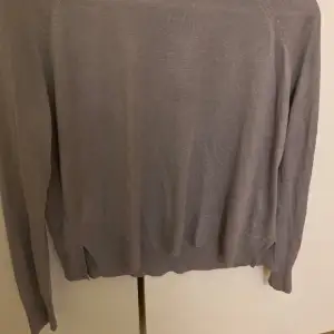 Säljer en tunn stickad tröja från zara. Den är grå och i bra skick