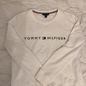 Tommyhilfiger sweatshirt  - Säljer nu min vita tommyhilfiger helt fläck fri, ordinarie pris 500kr  sweatshirt  Storlek S 