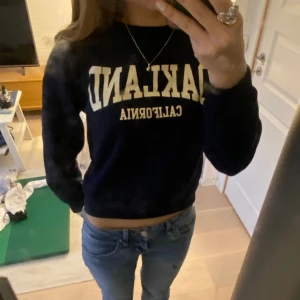 Collegetröja - Mysig collegetröja som inte kommer till användning. Har varit väl omhändertagen💕