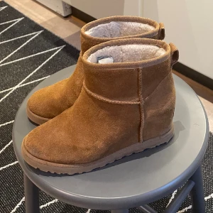 Uggs - Säger mina uggs med wedge i storlek 37. Använda en vinter.   Nypris ca 2300kr