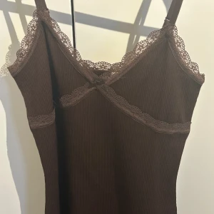 Klänning  - Säljer denna klänningen eftersom jag använder den sällan! Det är en tight brun klänning visar din figur och sitter inte för tight det en kort klänning mer av en sommar klänning ! 