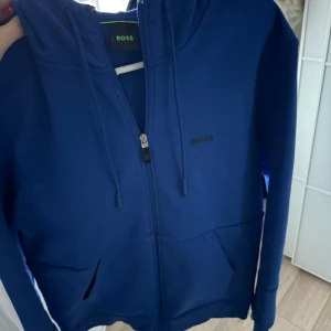 Hugo boss zip 2023 modell - Säljer en zip hoodie i fint skick från hugo boss! Kan skickas. stolek XS men kan passa S.