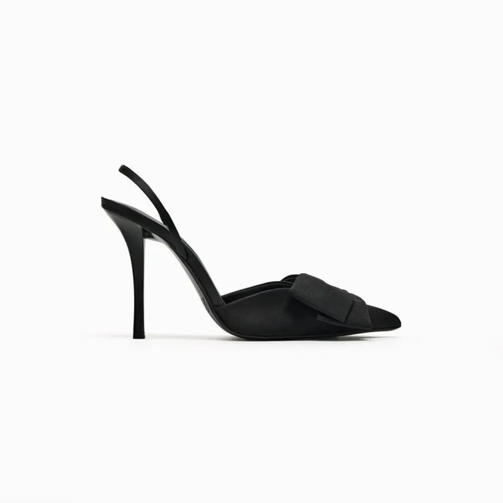 Säljer dessa fina högklackade skor från Zara i den utsålda storleken 39💞 Endast använda 1 gång och nypris ligger på 379kr, pris går att diskutera!. Skor.